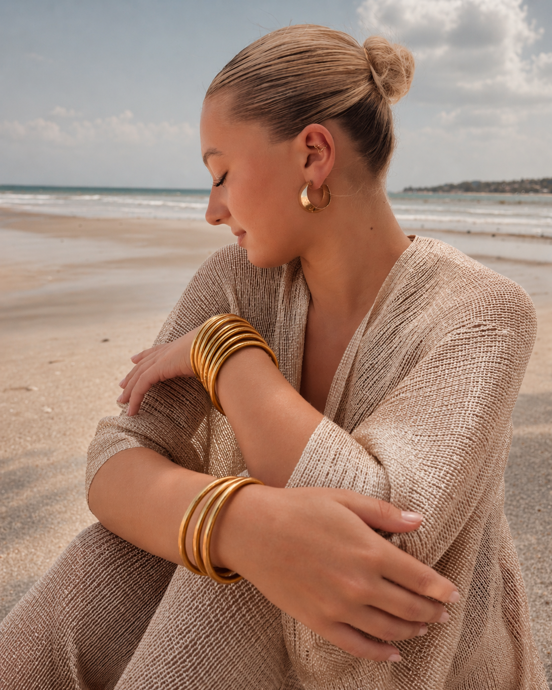 Femme portant des joncs bouddhistes or sur la plage, pourquoi choisir un jonc bouddhiste Baan Kumlai
